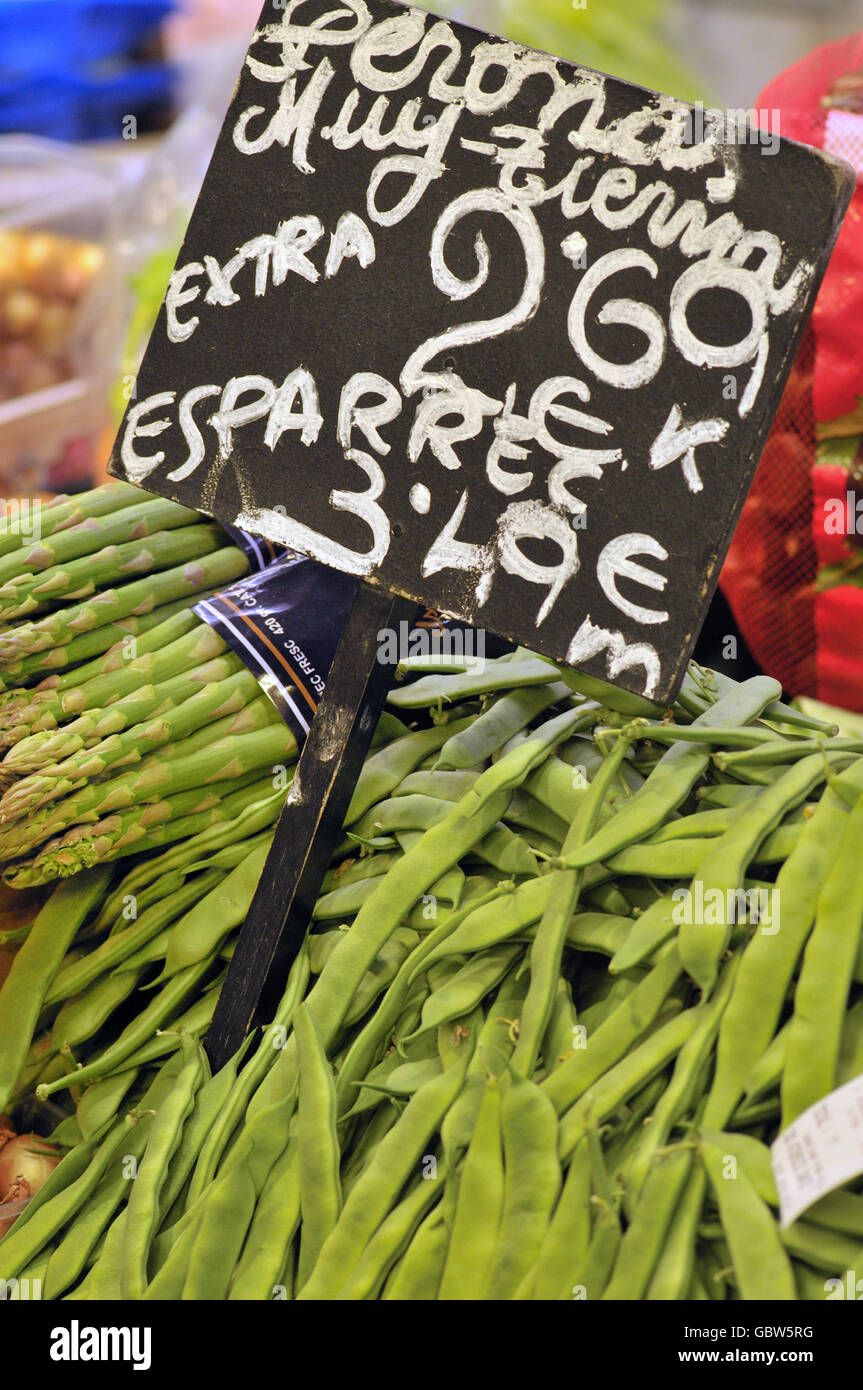 Grüne Bohnen in La Boqueria-Markt, Barcelona. Katalonien, Spanien Stockfoto