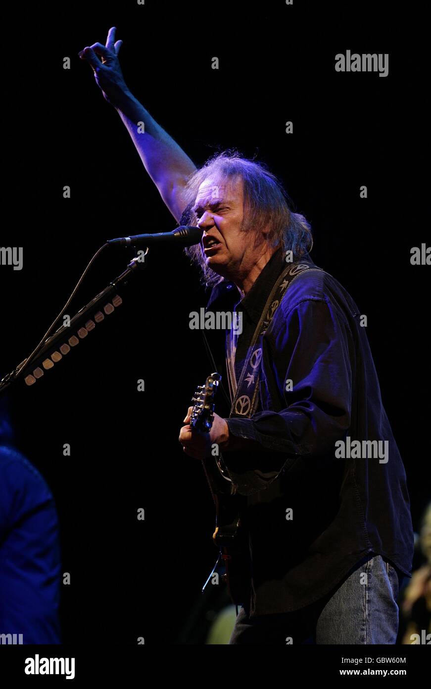 Neil Young tritt auf der Pyramid Stage während des Glastonbury Festivals 2009 auf der Worthy Farm in Pilton, Somerset, auf. Stockfoto