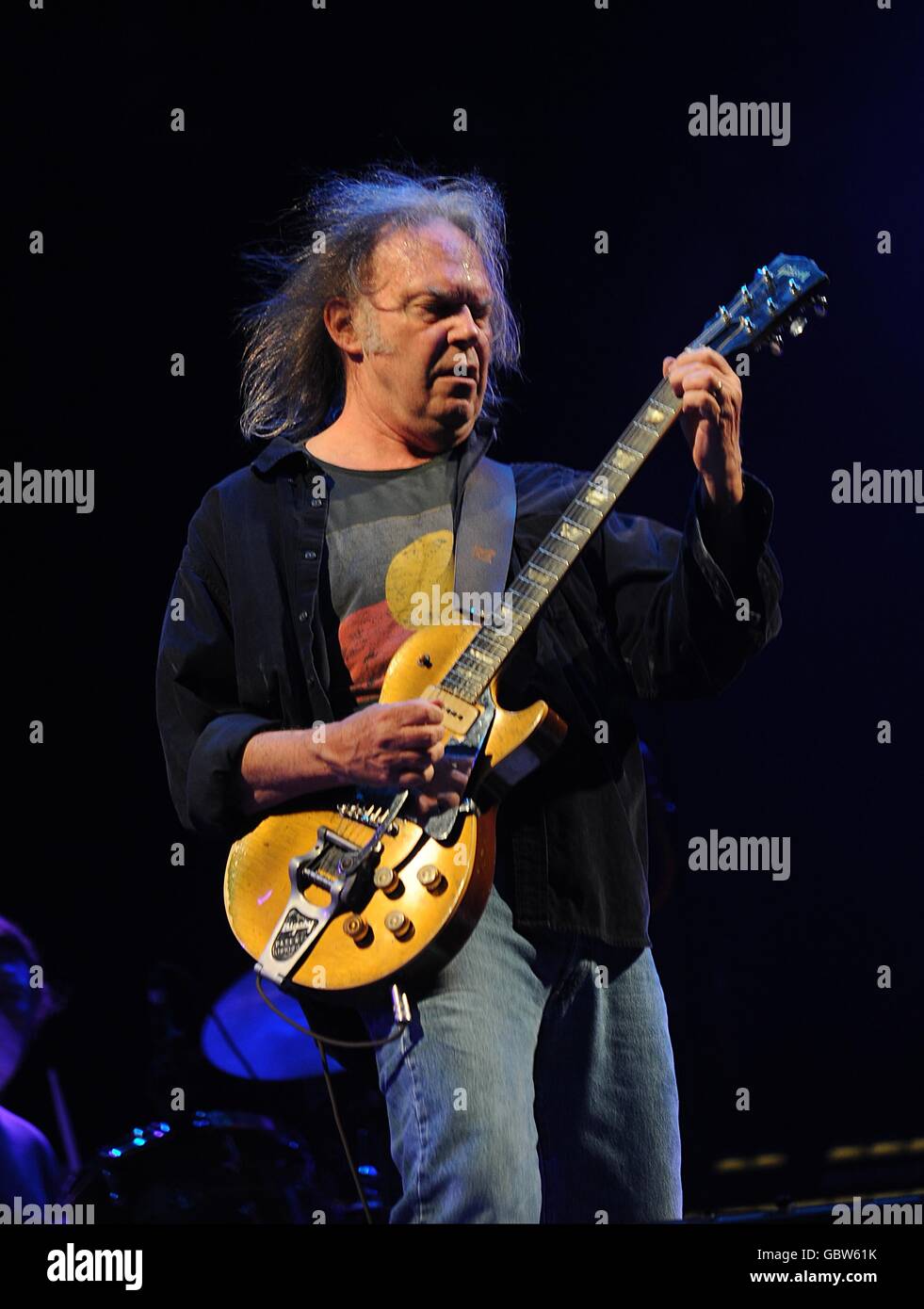 Neil Young tritt auf der Pyramid Stage während des Glastonbury Festivals 2009 auf der Worthy Farm in Pilton, Somerset, auf. Stockfoto