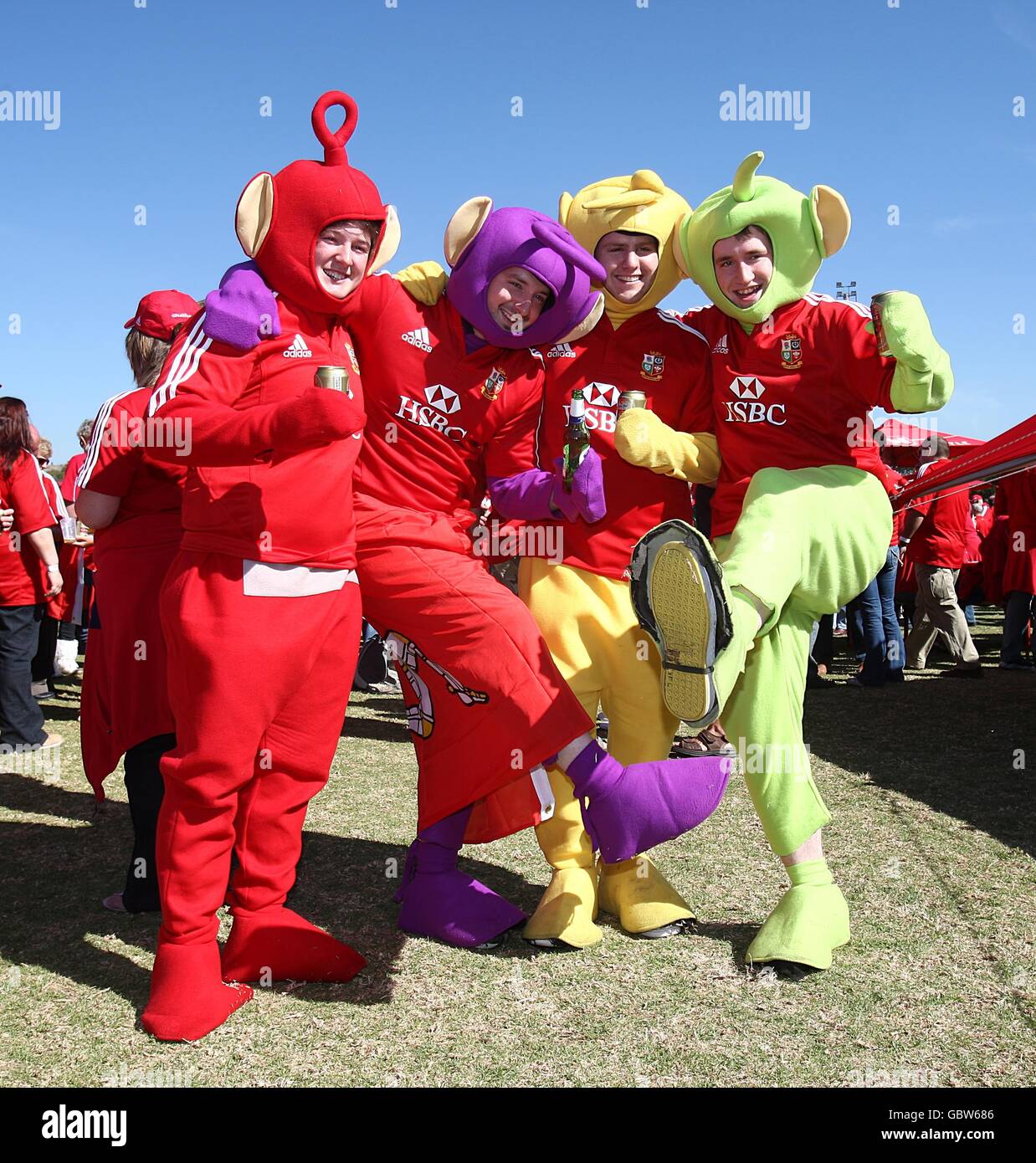 Rugby Union - Tour Match - Zweiter Test - Südafrika gegen britische und irische Löwen - Loftus Versfeld. Britische und irische Lions-Fans kleideten sich, als die Teletubbies vor dem Anpfiff ihre Vorzeigepunkte zeigten Stockfoto