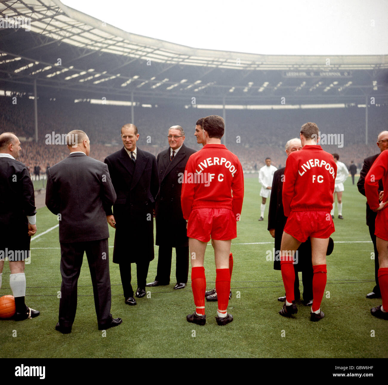 HRH der Duke of Edinburgh (3. L) chattet mit Liverpool-Manager Bill Shankly (2. L), während sie vor dem Spiel von Liverpool-Kapitän Ron Yeats (c, versteckt) vorgestellt werden Stockfoto