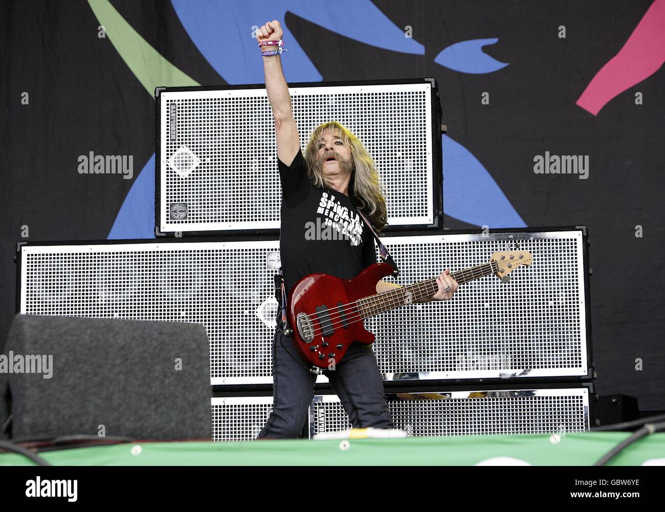 Derek Smalls (Harry Shearer) von Spinal Tap beim Glastonbury Festival 2009 auf der Worthy Farm in Pilton, Somerset. Stockfoto