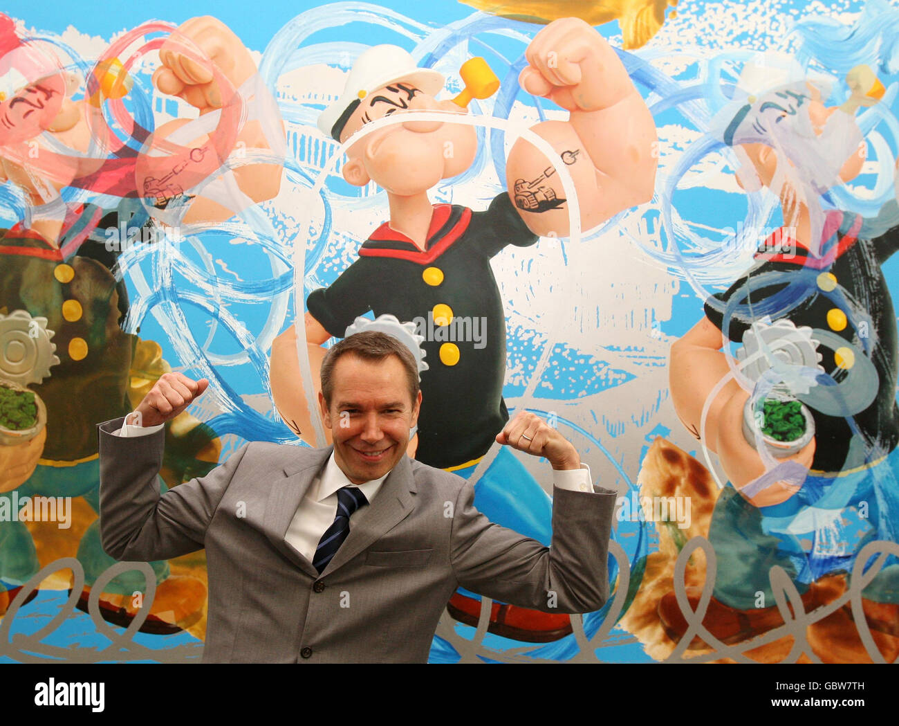 Der amerikanische Künstler Jeff Koons posiert vor 'Triple Popeye, 2008', bei einer Ausstellung mit Werken aus seiner Serie 'Popeye' in der Serpentine Gallery, London. Stockfoto