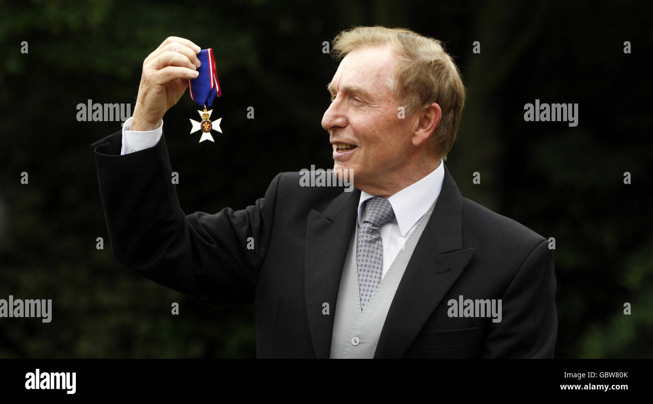 Sir Thomas Farmer, Vorsitzender des Kuratoriums, für die Duke of Edinburgh Awards, nachdem er von Königin Elizabeth II. Im Palace of Holyrood House, Edinburgh, Schottland, zum Mitglied des Royal Victorian Order ernannt wurde. Stockfoto