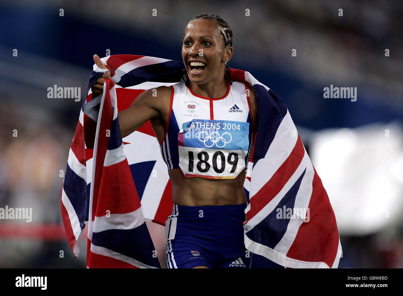 Leichtathletik - Olympische Spiele 2004 in Athen - 1500 m der Frauen - Finale. Der britische Kelly Holmes (l) feiert den Gewinn der Goldmedaille auf 1500 Metern Stockfoto