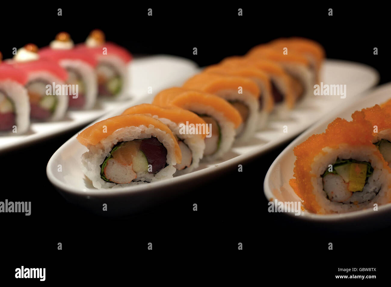 Nahaufnahme von Sushi Rollen isolierten auf schwarzen Hintergrund Stockfoto