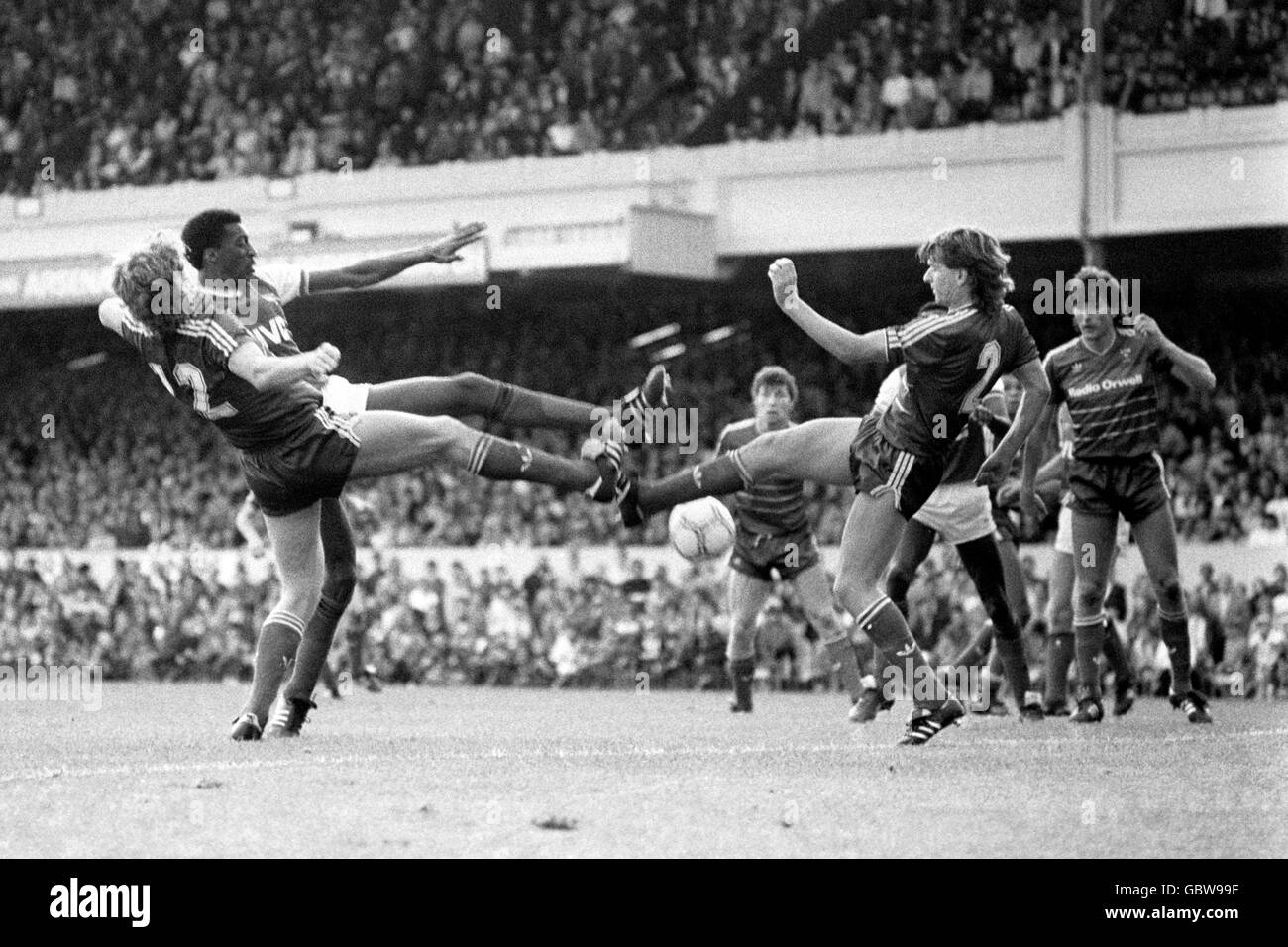 Chris Whyte (c) von Arsenal hält Nigel Cleghorn (l) aus Ipswich Town zurück, während er mit Frank Yallop (r), ebenfalls aus Ipswich Town, um den Ball kämpft. Stockfoto