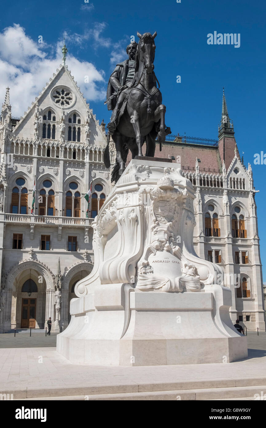 Statue von Gyula Andrássy, ungarische Staatsmann und Premierminister außerhalb Parlamentsgebäude, Kossuth Lajos Quadrat, Budapest Stockfoto