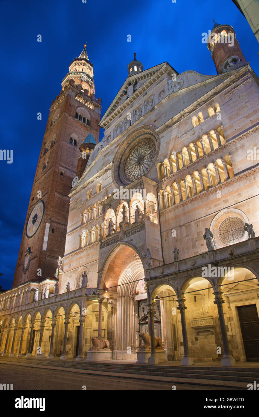 Cremona - die Kathedrale Mariä der Jungfrau Maria Dämmerung. Stockfoto