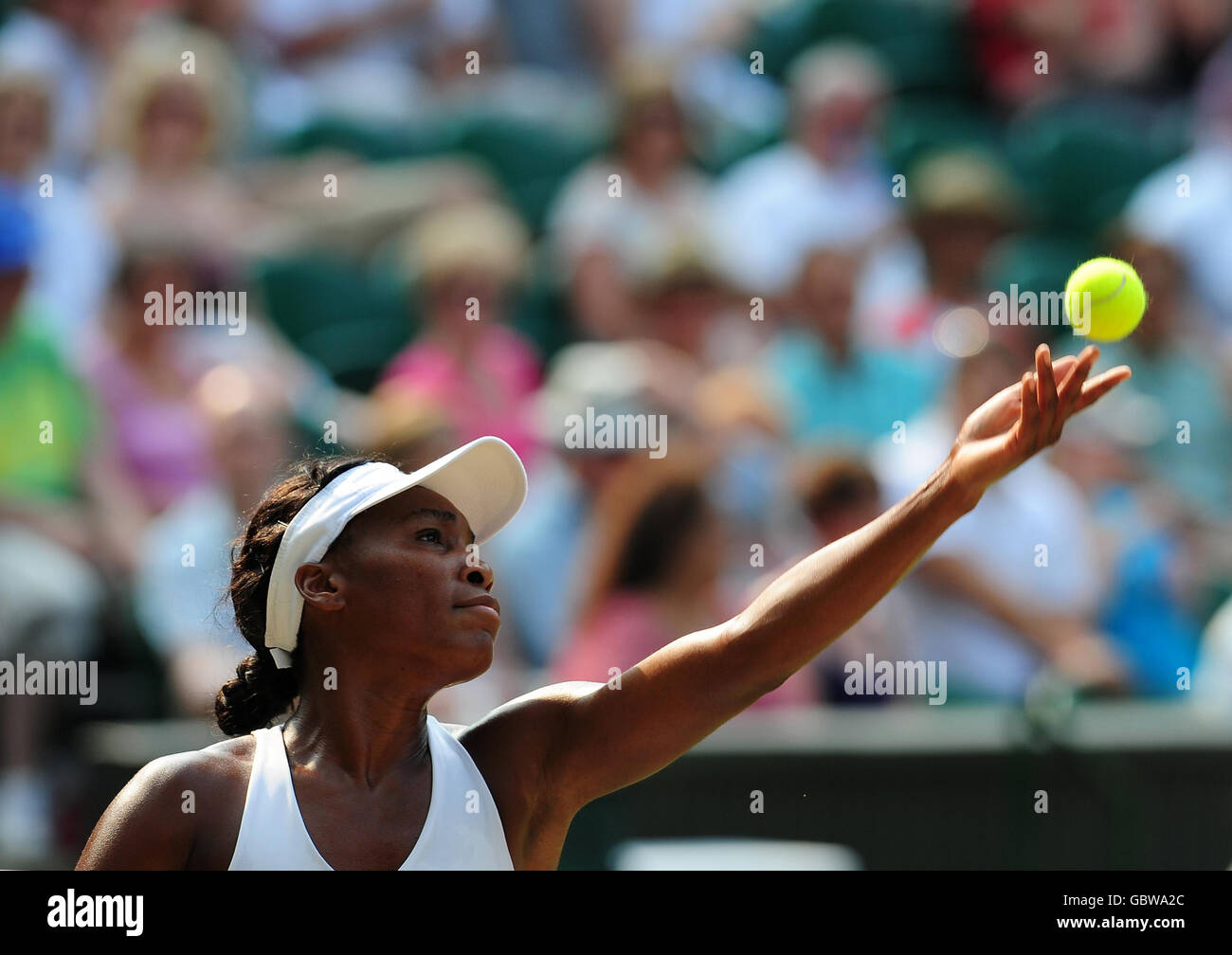 Die USA Venus Williams im Einsatz gegen die russische Dinara Safina während der Wimbledon Championships im All England Lawn Tennis und Croquet Club, Wimbledon, London. Stockfoto