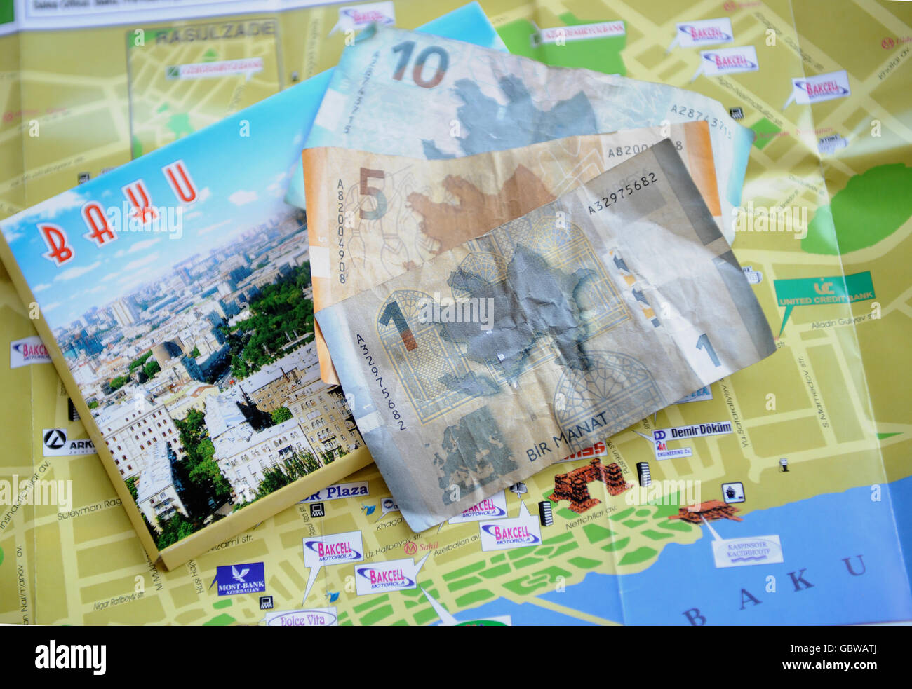 Allgemeine Ansicht der aserbaidschanischen Währung, der Manat, oben auf einer Karte von Baku, Aserbaidschan Stockfoto