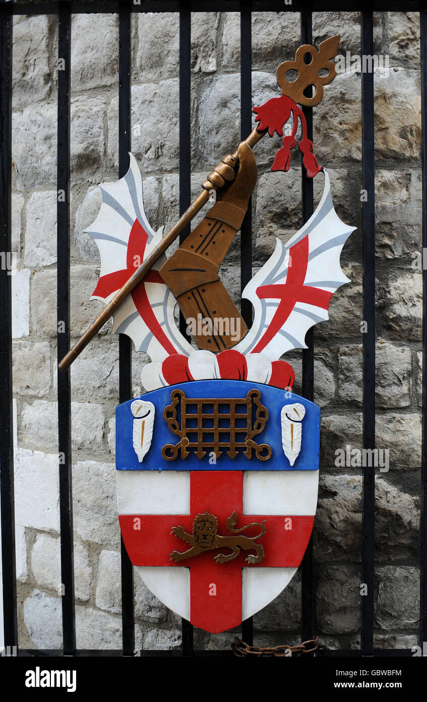 Gesamtansicht eines Kamms am Eingang des Hauptquartiers der Honourable Artillery Company, City Road, London. Stockfoto