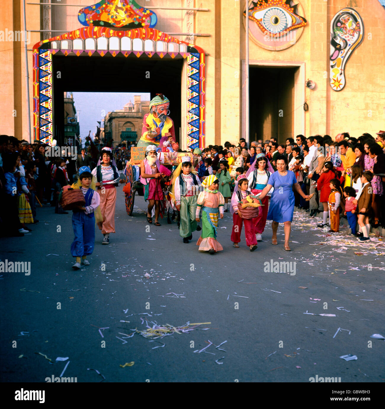 Eine Reise Nach Malta. Karneval in Valetta, Februar 1975. Reisen Sie nach Malta, Karneval in Valetta, Februar 1975. Jungen wie Mädchen - Jungen als Mädchen. Stockfoto