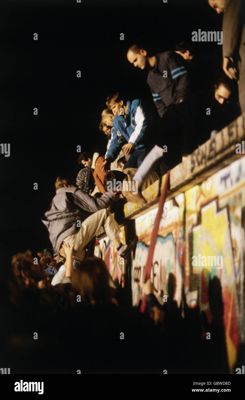 Geographie / Reisen, Deutschland, Mauerfall, Menschen auf der Mauer, Berlin, 9.11.1989, historisch, historisch, 20. Jahrhundert, 1980er, 80er Jahre, Eröffnung, unten, November'89, November 89, DDR, DDR, Deutsche Grenze, Zusatzrechte-Clearences-nicht vorhanden Stockfoto