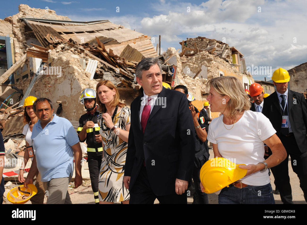 Premierminister Gordon Brown und seine Frau Sarah Brown gingen mit der Britin Joanna Griffith-Jones (rechts), 46, um das zerstörte Dorf Onna in der Nähe von L'Aquila, Italien, zu Fuß, deren Haus durch das Erdbeben vom 6. April 2009 zerstört wurde. Stockfoto