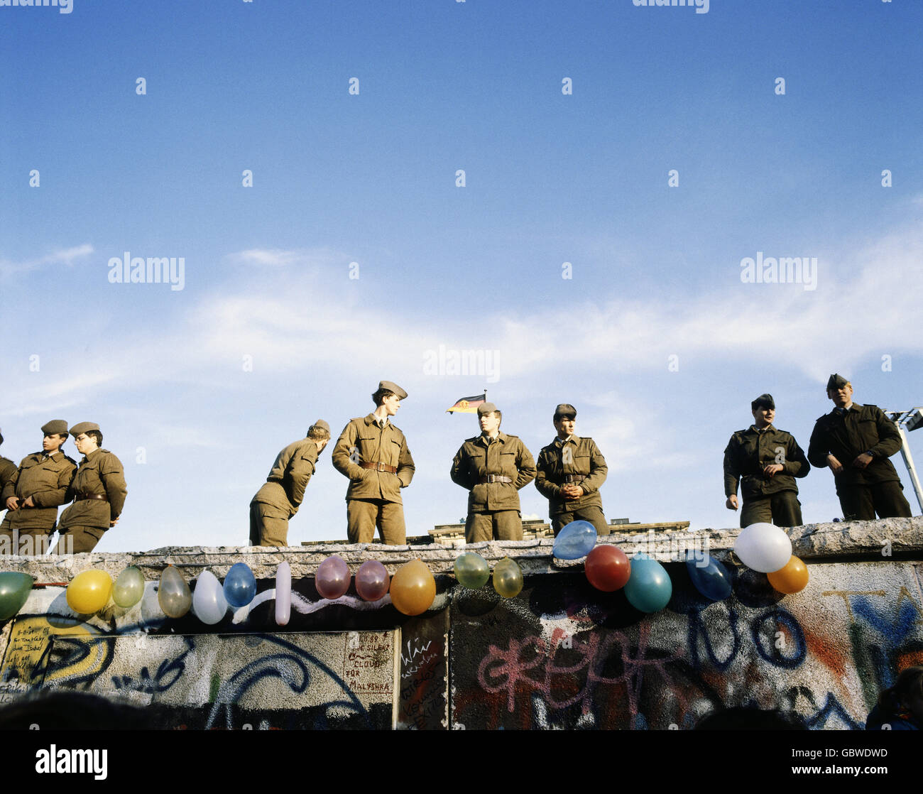 Geographie / Reisen, Deutschland, Mauerfall, Soldaten stehen an der Mauer, vor dem Brandenburger Tor, Berlin, Dezember 1989, historisch, historisch, 20. Jahrhundert, 1980er, 80er Jahre, Eröffnung, unten, November'89, November 89, DDR, DDR, Deutsche Grenze, NVA-Grenzpatrouille, Soldat, Menschen, Mann, Männer, Zusatzrechte-Clearences-nicht vorhanden Stockfoto