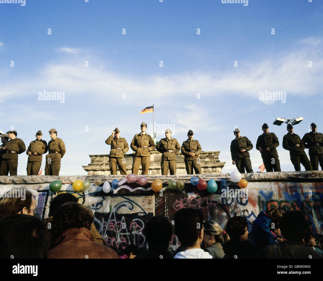 Geographie / Reisen, Deutschland, Mauerfall, Soldaten stehen an der Mauer, vor dem Brandenburger Tor, Berlin, Dezember 1989, historisch, historisch, 20. Jahrhundert, 1980er, 80er Jahre, Eröffnung, unten, November'89, November 89, DDR, DDR, Deutsche Grenze, NVA-Grenzpatrouille, Soldat, Menschen, Mann, Männer, Zusatzrechte-Clearences-nicht vorhanden Stockfoto