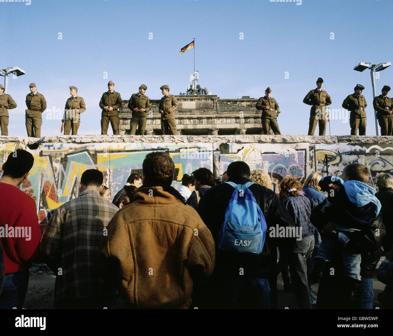 Geographie / Reisen, Deutschland, Mauerfall, Soldaten stehen an der Mauer, vor dem Brandenburger Tor, Berlin, Dezember 1989, historisch, historisch, 20. Jahrhundert, 1980er, 80er Jahre, Eröffnung, unten, November'89, November 89, DDR, DDR, Deutsche Grenze, NVA-Grenzpatrouille, Soldat, Menschen, Mann, Männer, Zusatzrechte-Clearences-nicht vorhanden Stockfoto