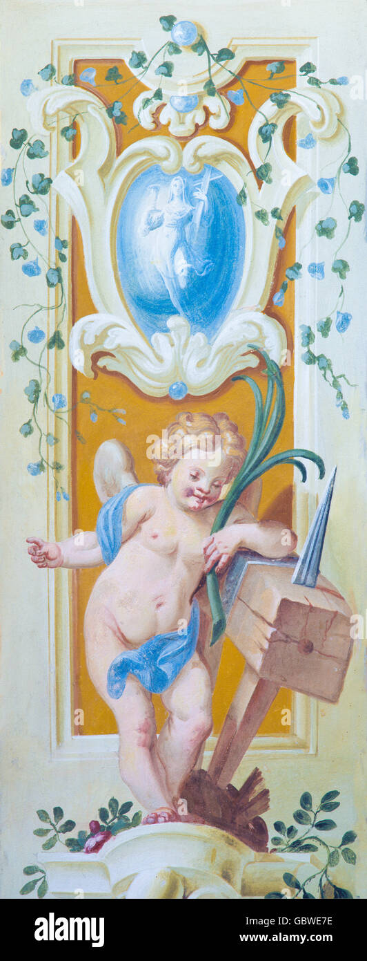 CREMONA, Italien - 24. Mai 2016: Die symbolische Fresko der Engel mit dem Mittel der Folter in Chiesa di San Sigismondo Stockfoto