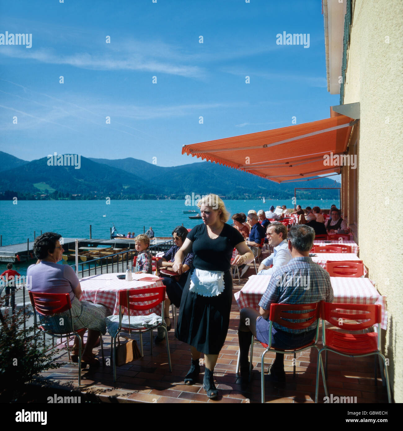 Reise Nach Deutschland, Bayern. Reisen Sie nach Deutschland, Bayern. Ein Kleines Cafe bin Tegernsee in Oberbayern in den 1970er Jahren. Kleines Cafe in der Nähe der See Tegernsee in Oberbayern in den 1970er Jahren. Stockfoto