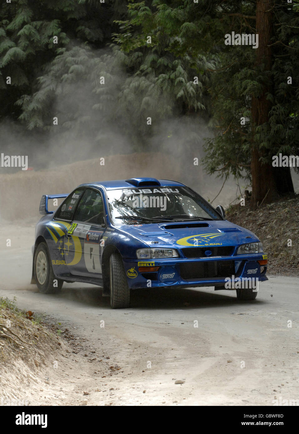 Ein Subaru Impreza WRC wird während des Goodwood Festival of Speed 2009 auf der Forest Rally Stage gefahren. Stockfoto