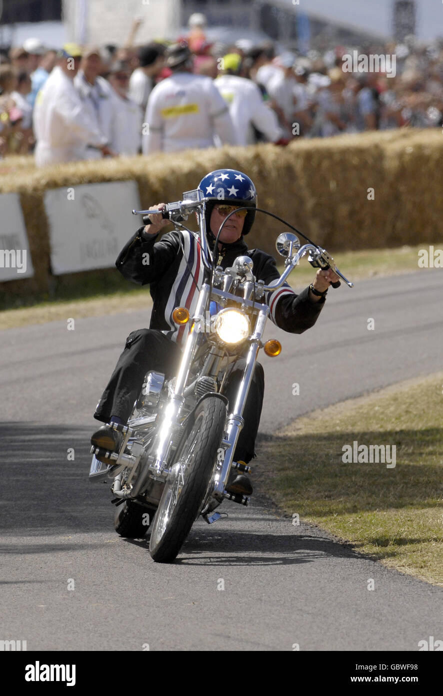 Hollywood-Schauspieler Peter Fonda fährt das "Easy Rider" Motorrad während des Goodwood Festival of Speed 2009. Stockfoto