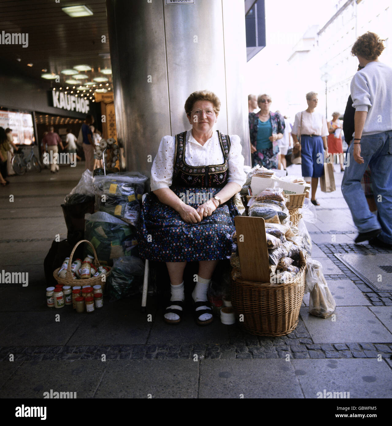 Handel, Markt, Krenweiberl, Frau in der Fußgängerzone, München, um 1990, Zusatz-Rechteklärung-nicht vorhanden Stockfoto