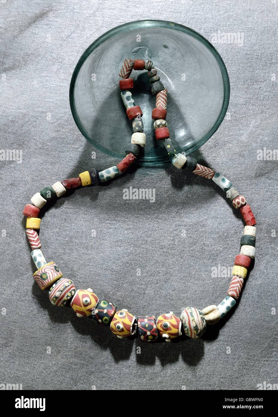 Bildende Kunst, Mittelalter, fränkischen, Halsband opalinem Glasperlen und Glasschale, 6. Jahrhundert, Begräbnis Objekt aus Wenigumstadt, Deutschland, Bayerischer archäologische Sammlung München, Stockfoto