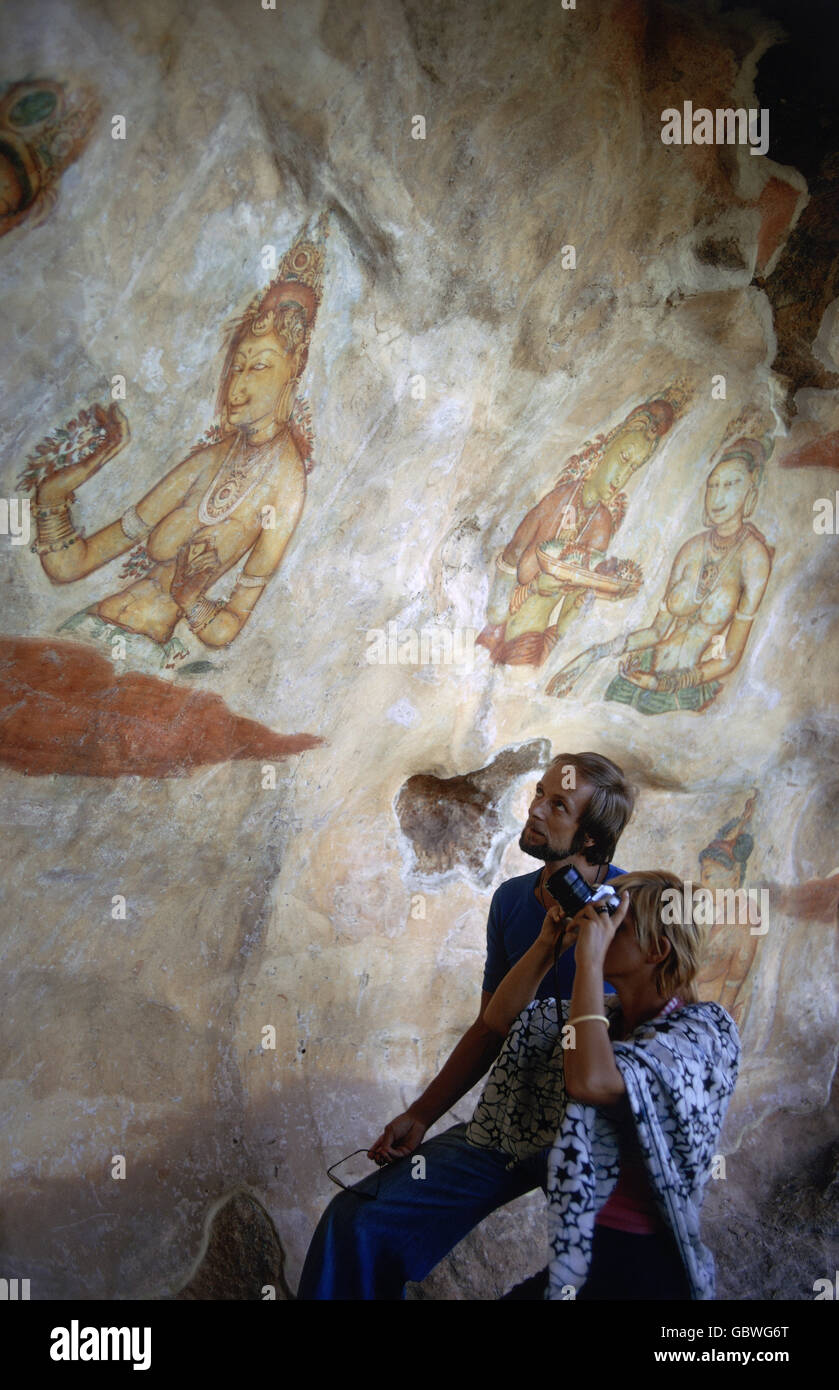 Geographie / Reisen, Sri Lanka, Sigiria, Mädchen auf Wolke, Touristen beobachten Fresko in der Bergfestung aus dem 5. Jahrhundert, 1970er, , zusätzliche-Rechte-Clearences-nicht verfügbar Stockfoto