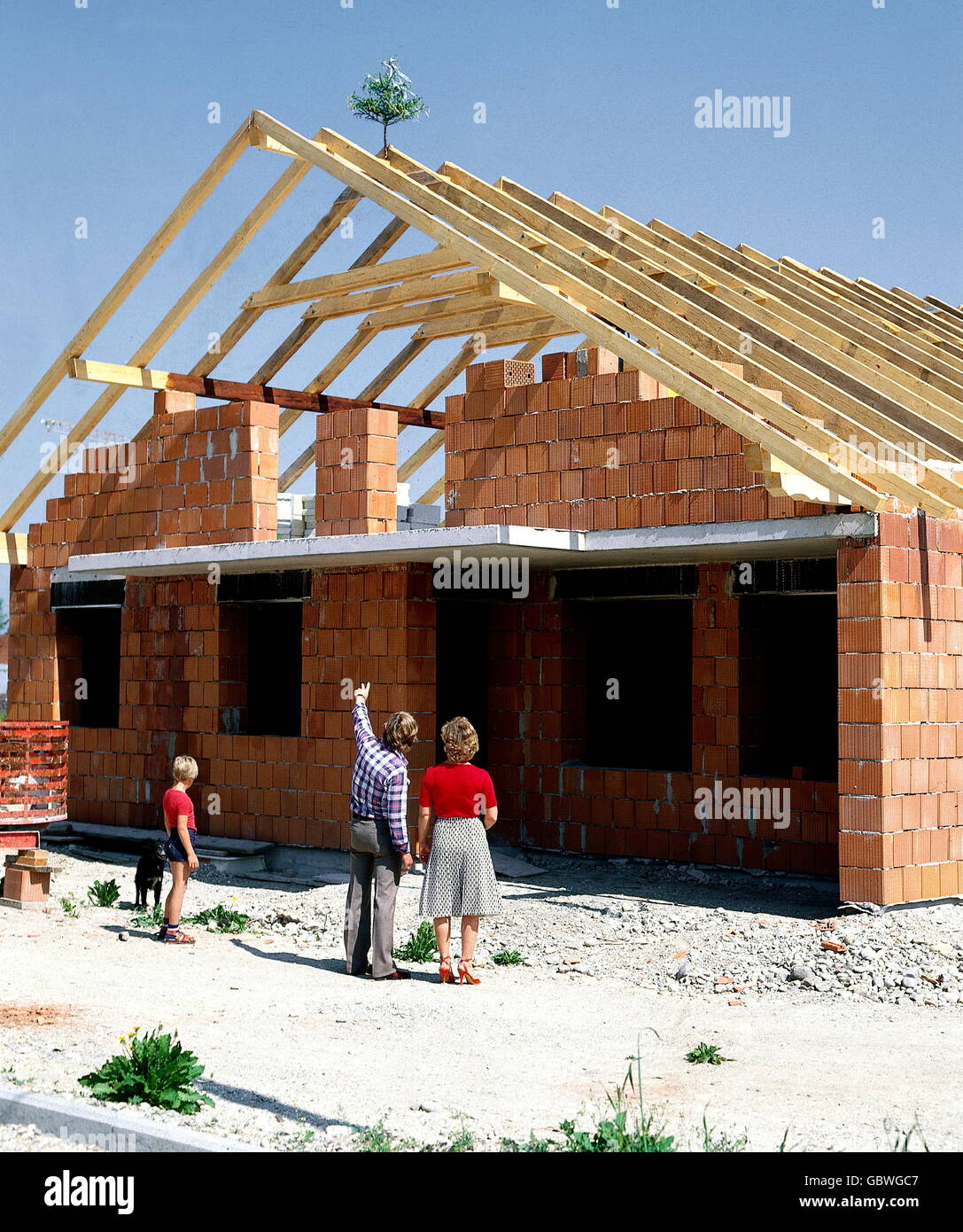 Bau, Familie vor dem Haus im Bau, 70er Jahre, Zusatz-Rechte-Clearences-nicht vorhanden Stockfoto