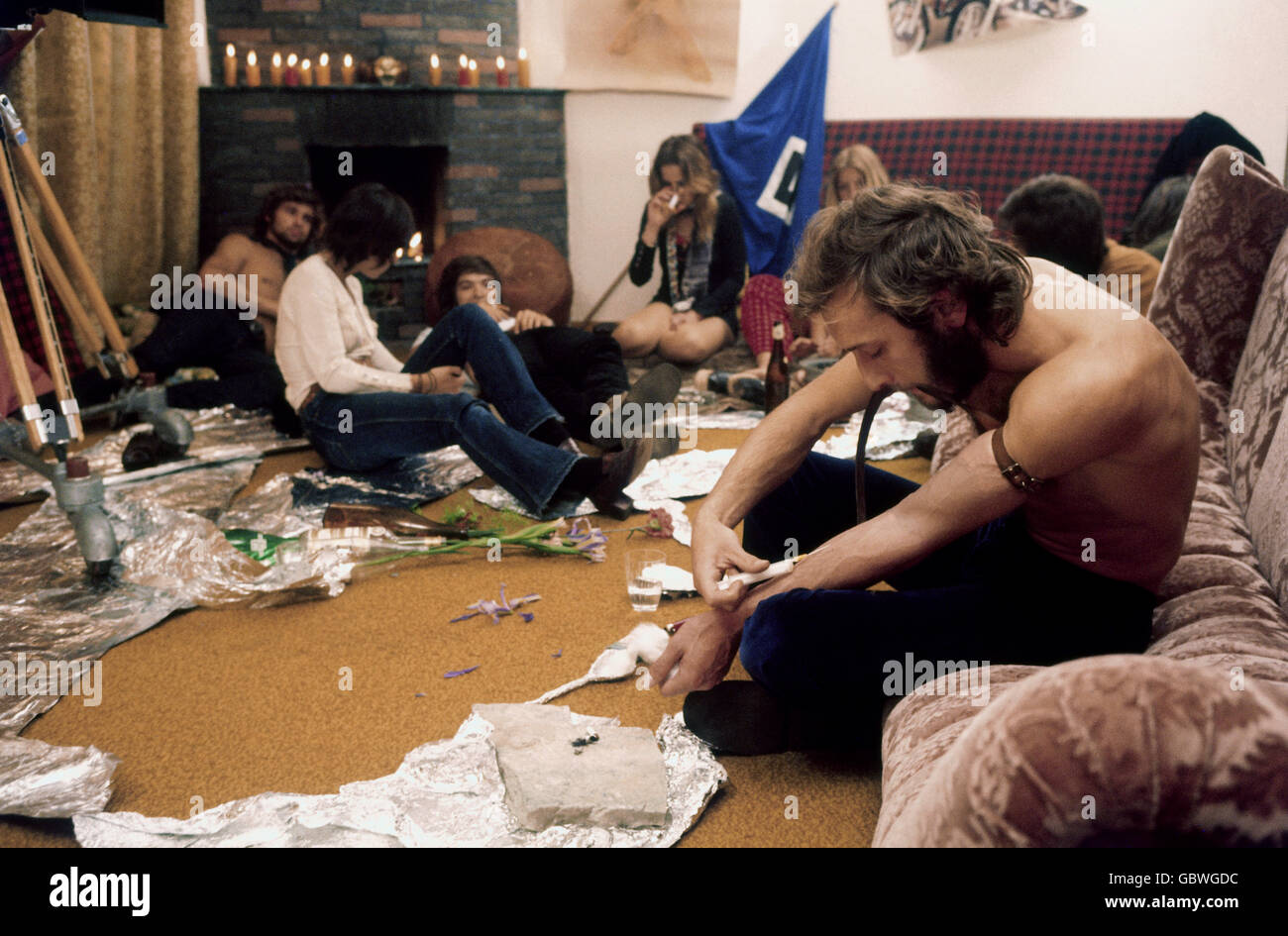 Menschen, Hippies, Gemeinde, Mitglieder einer Wohngemeinschaft, sitzen auf dem Boden, Drogen konsumieren, Deutschland, 70er, 70er, , zusätzliche-Rechte-Clearences-nicht verfügbar Stockfoto