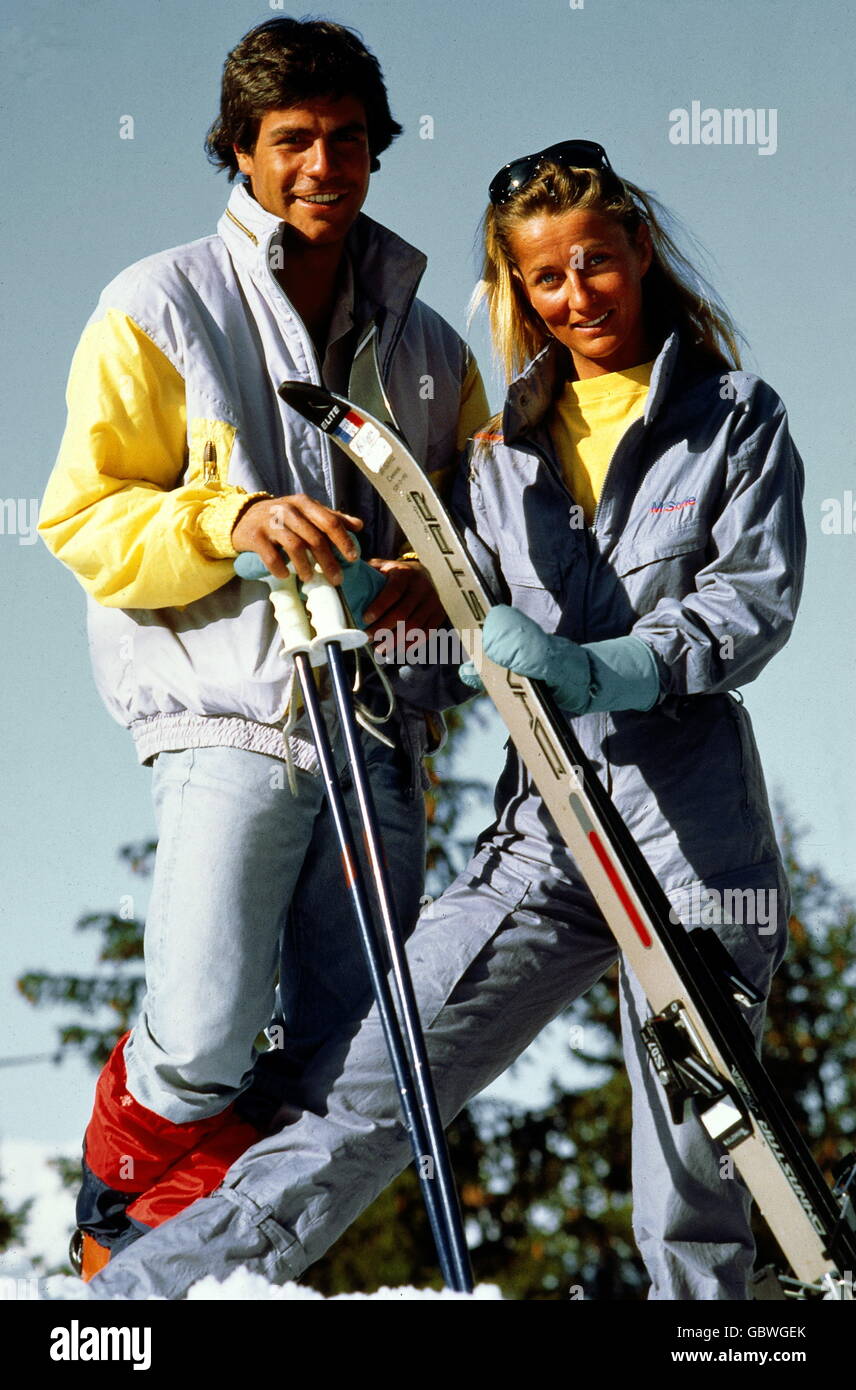 Sport, Wintersport, Ski, Mann und Frau mit Skiausrüstung, halbe Länge, 80er Jahre, , zusätzliche-Rechte-Clearences-nicht verfügbar Stockfoto
