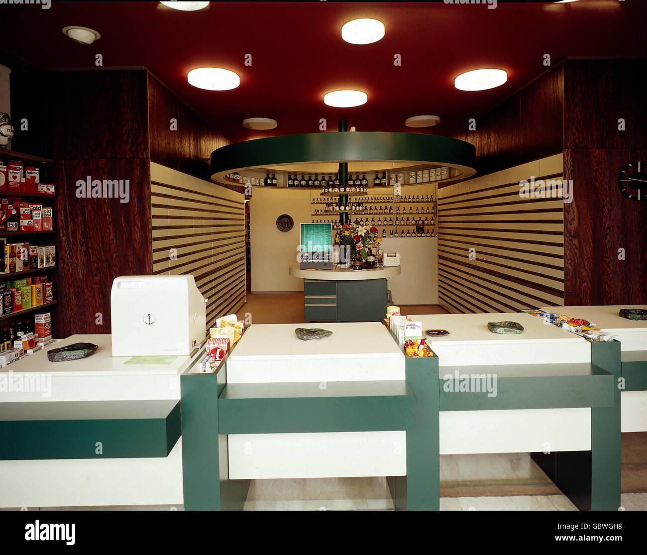 Medizin, Apotheke, Innenansicht, 1970er Jahre, , zusätzliche-Rechte-Clearenzen-nicht vorhanden Stockfoto