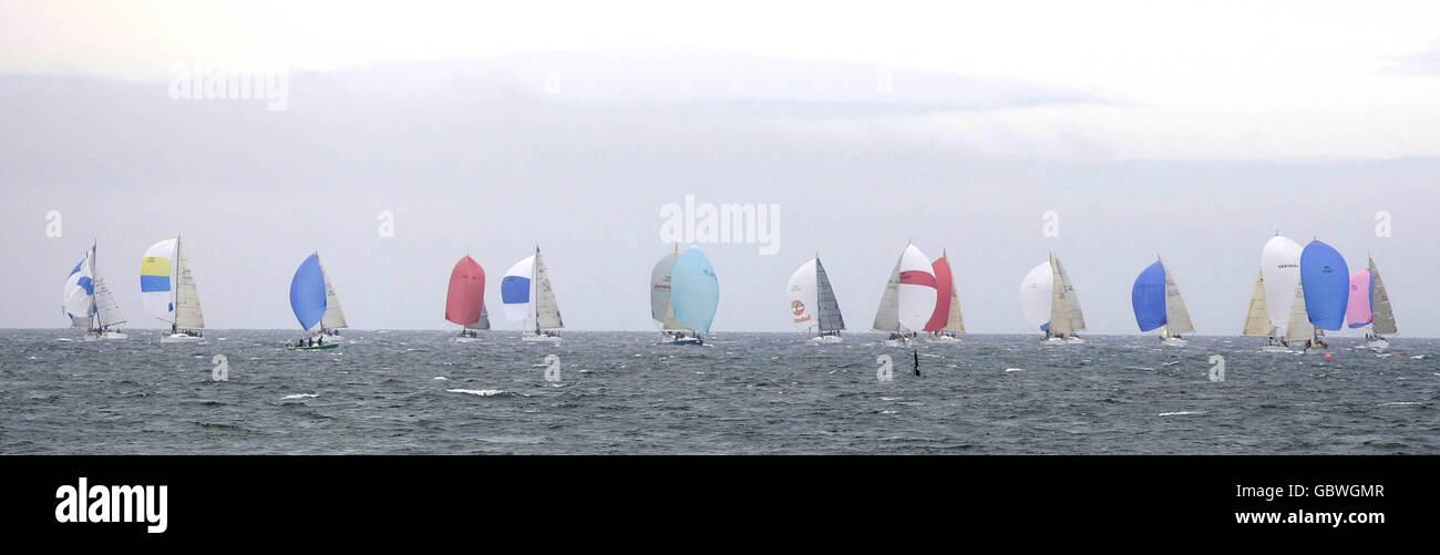 Die Boote der IRC 1-Klasse fahren sich während der Volvo Dun Laoghaire-Regatta gegenseitig an. Stockfoto Die Boote der IRC 1-Klasse fahren sich während der Volvo Dun Laoghaire-Regatta gegenseitig an. Stockfoto