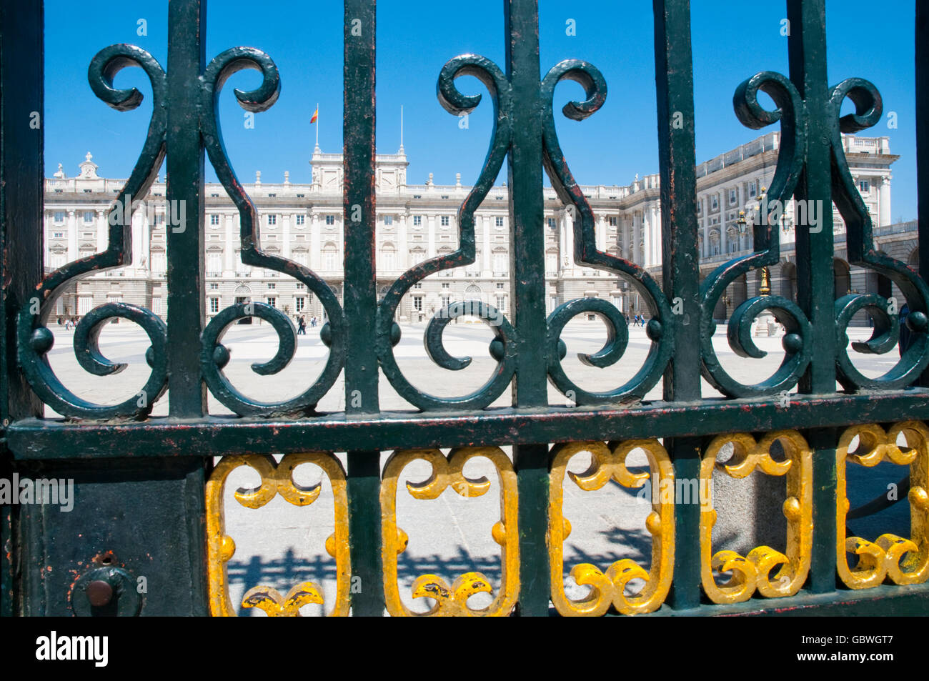 Königspalast von den Eisenzaun. Armeria Square, Madrid, Spanien. Stockfoto