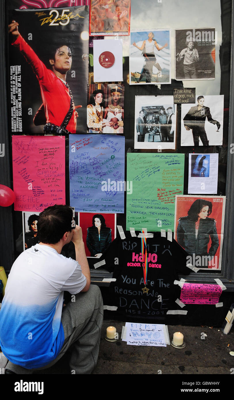 Michael Jackson stirbt im Alter von 50 Jahren. Fans schauen vor einem HMV-Laden am Leicester Square, London, nach einem Schrein von Popstar Michael Jackson. Stockfoto