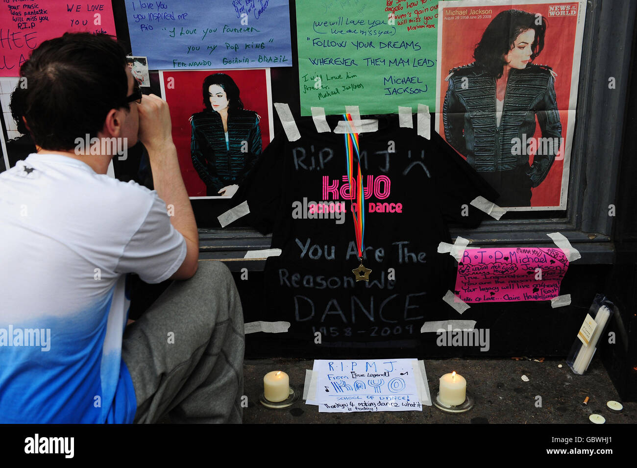 Fans schauen vor einem HMV-Laden am Leicester Square, London, nach einem Schrein von Popstar Michael Jackson. Stockfoto