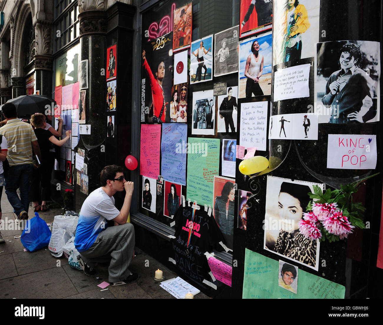 Michael Jackson stirbt im Alter von 50 Jahren. Fans schauen vor einem HMV-Laden am Leicester Square, London, nach einem Schrein von Popstar Michael Jackson. Stockfoto