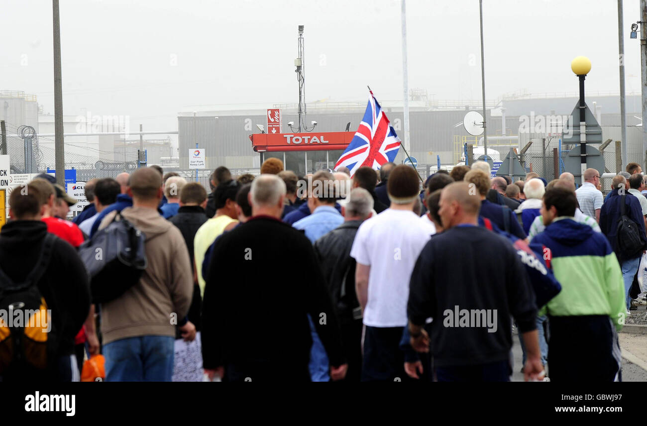 Die Arbeiter kehren heute nach ihrem Streik in die Ölraffinerie Total Lindsey in North Killingholme zurück. Stockfoto