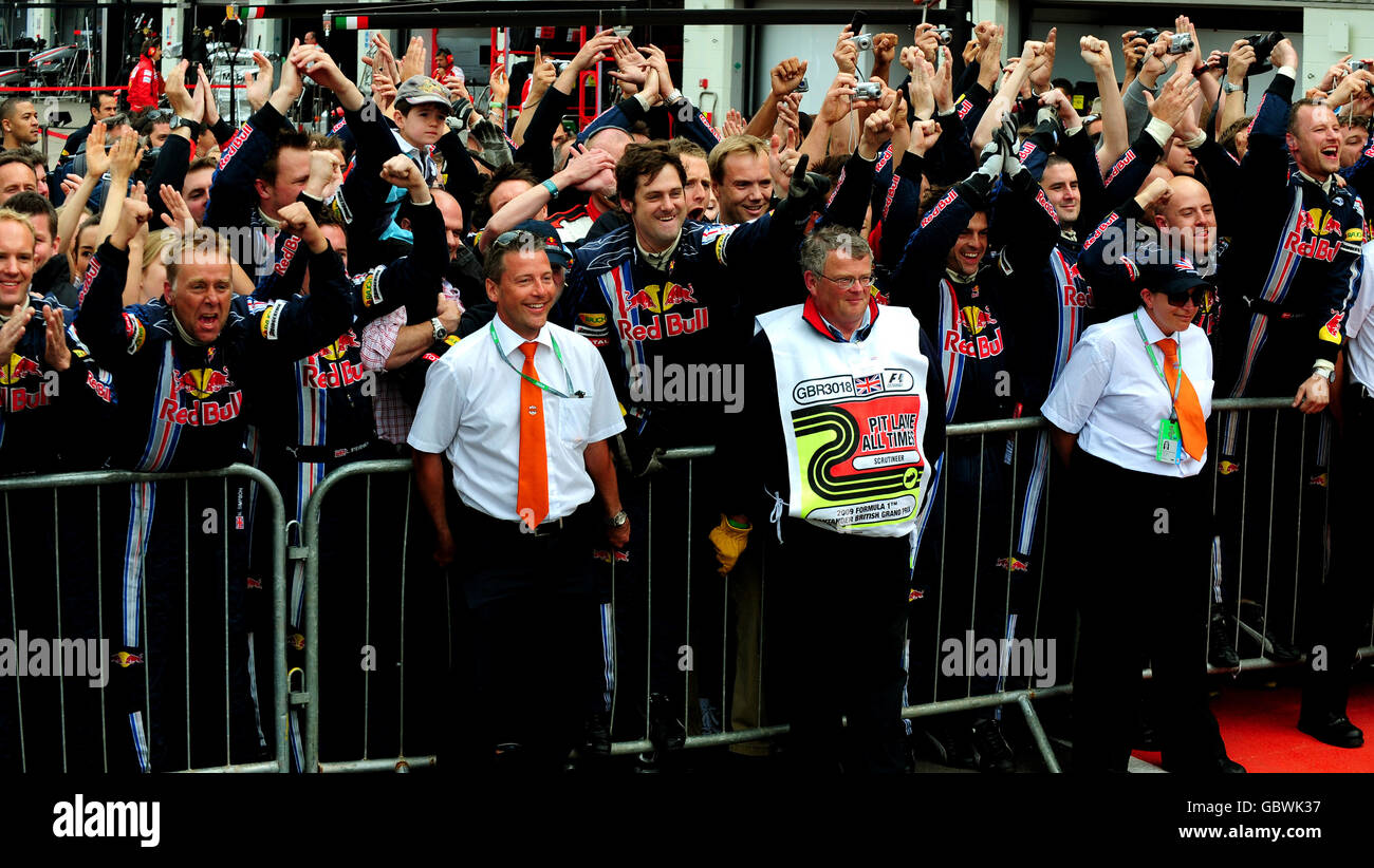 Die Red Bull-Mechaniker feiern den Sieg von Sebastian Vettel beim British Grand Prix von Santander in Silverstone. Stockfoto