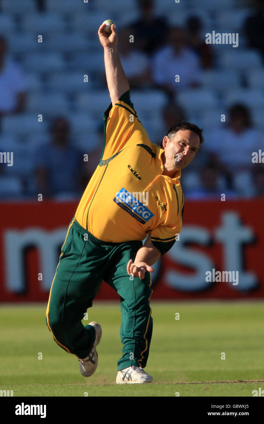 Cricket - Twenty20 Cup 2009 - North Division - Nottinghamshire Outlaws / Leicestershire Foxes - Trent Bridge. Mark Ealham Schüsseln von Nottinghamshire Outlaws Stockfoto