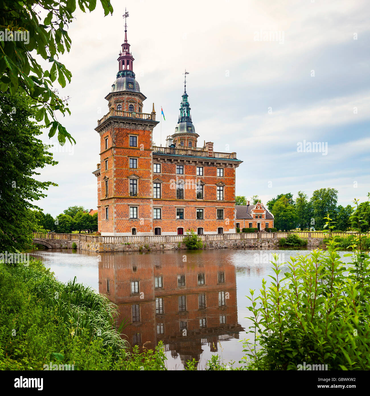 Bild der Gärten und der Burg von Marsvinsholm inmitten eines Sees. Ystad, Schweden. Stockfoto