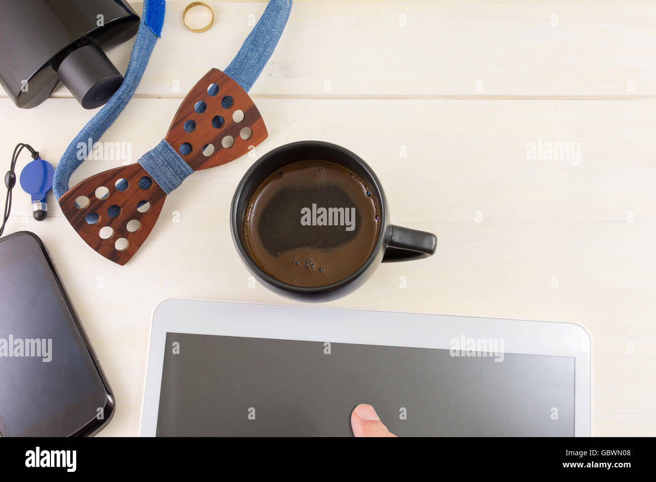 Männliche Mode und Accessoires mit einer Tasse Kaffee Draufsicht Stockfoto