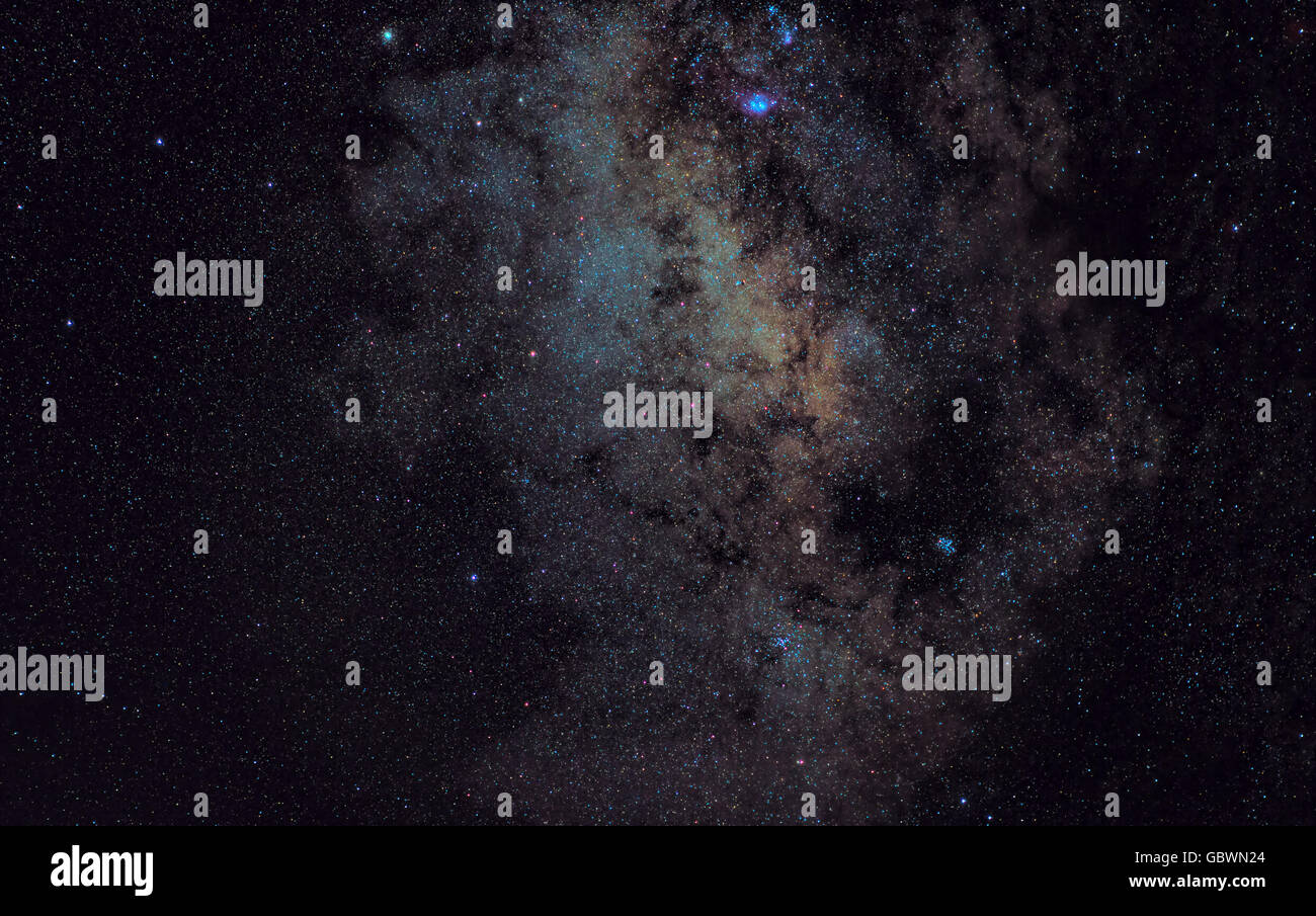 Weitfeld 240 Sek. Belichtung der Milchstraße zeigt M8 Lagoon Nebula, M20 Trifid Nebula, Schmetterling-Cluster, M7 öffnen Cluster, M22 Stockfoto