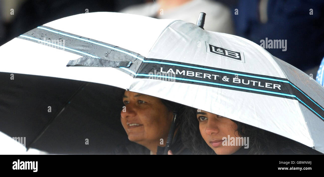 Cricket - Twenty20 Match - Middlesex Panthers gegen Rajasthan Royals - Lord's. Fans schützen sich vor dem Wetter während des Twenty20-Spiels in Lord's, London. Stockfoto