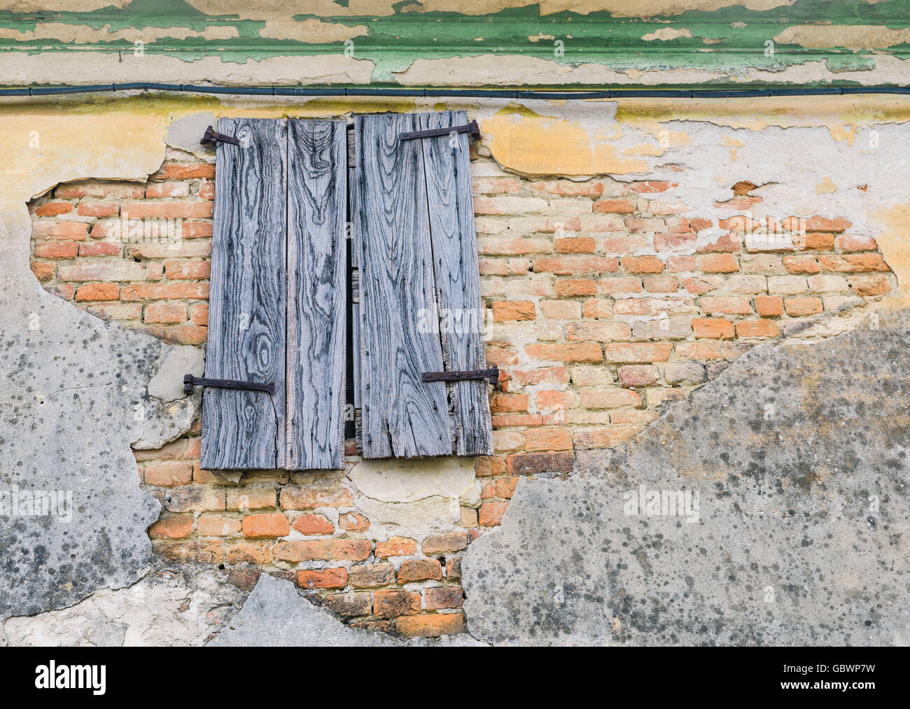 Fenster auf der verfallenen Fassade des alten italienischen Hauses geschlossen. Vintage-Effekt. Stockfoto