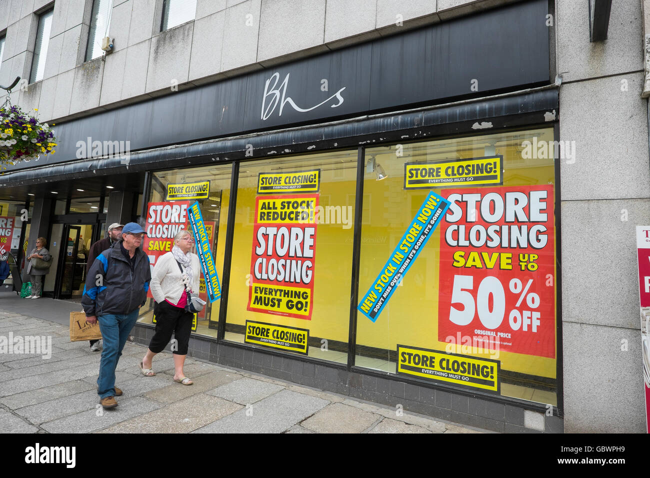 Käufer übergeben British Home Stores Shop in Truro, bemerkt Cornwall mit Schließung der Verkauf in den Fenstern. Stockfoto