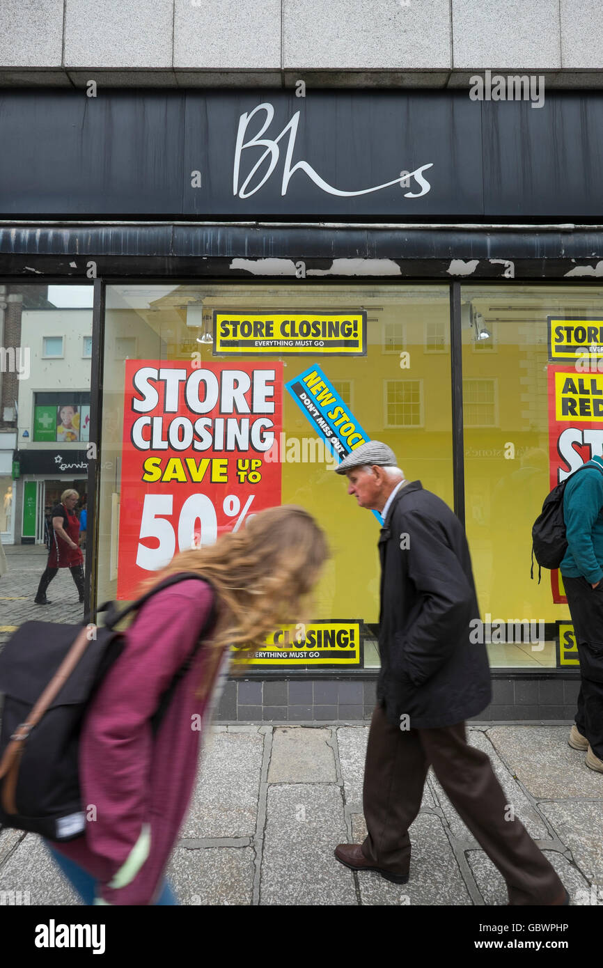 Shopper in Truro, Cornwall, British Home Stores Shop mit Schließung von Mitteilungen in den Fenstern vorbei. Stockfoto