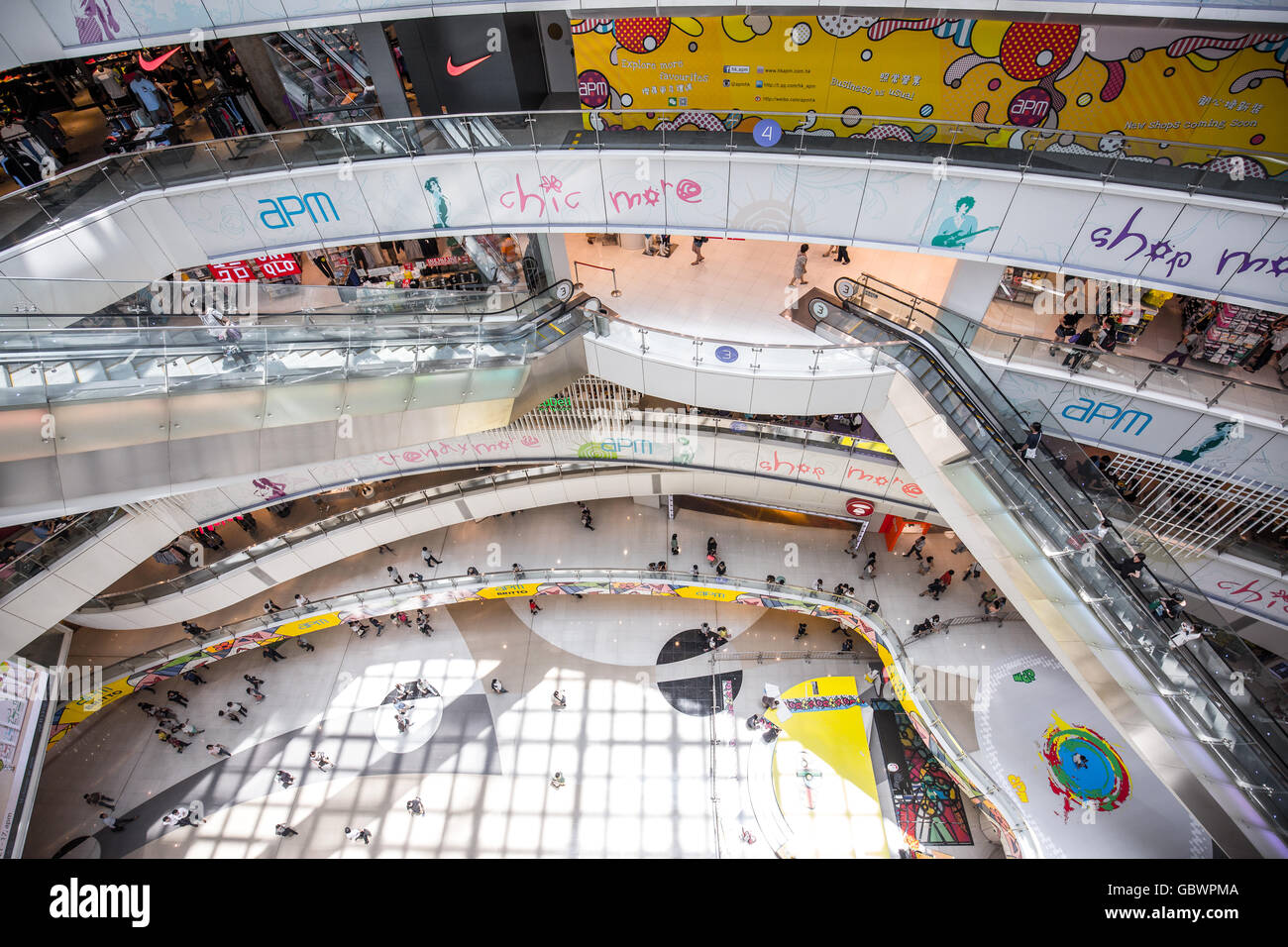 Kwun Tong, Hong Kong - 7. Juli 2016: Menschen beim Einkaufen im APM-Shopping-Mall in Kwun Tong, Hong Kong Stockfoto