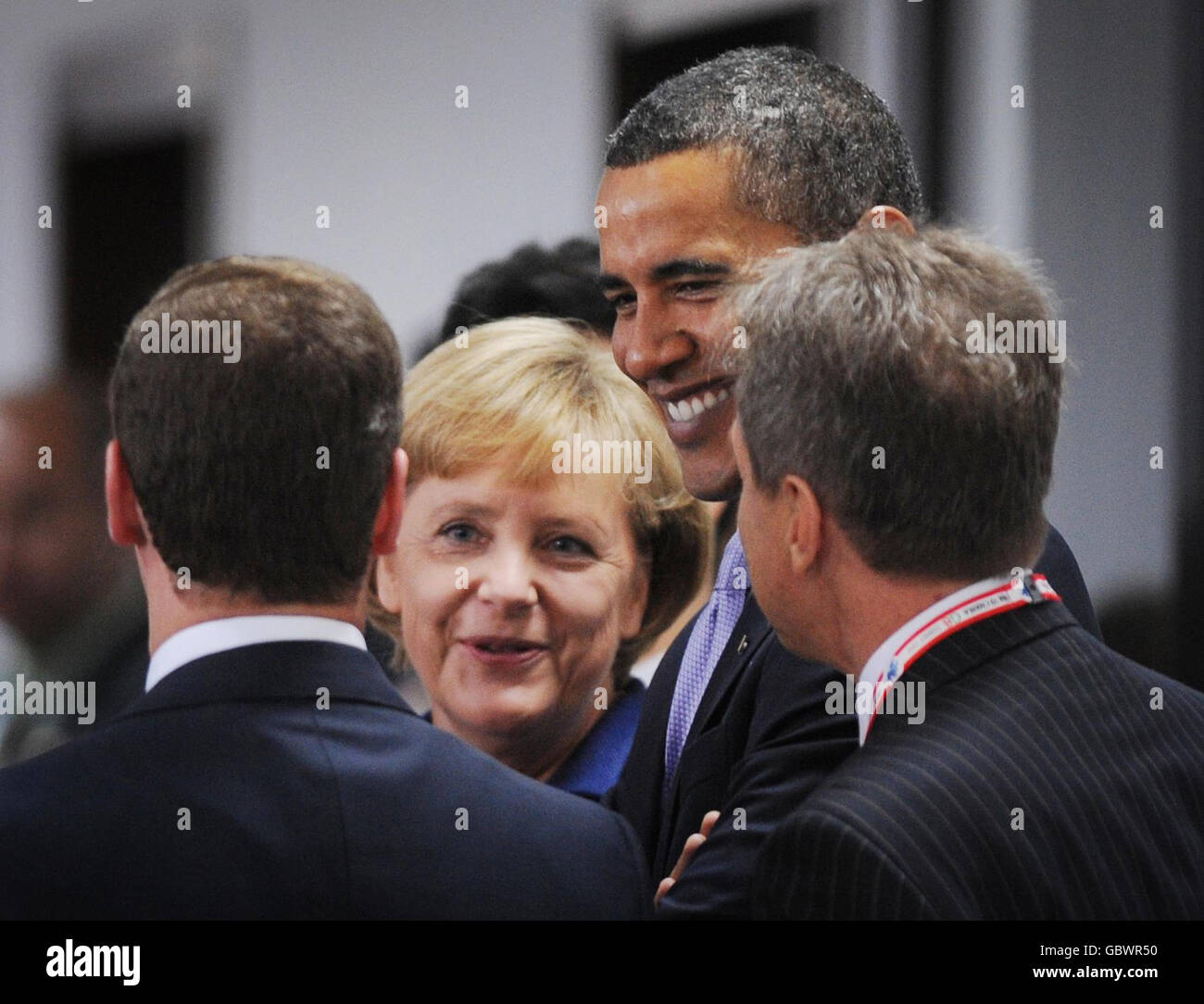 Präsident Obama (2. Rechts) und Bundeskanzlerin Angela Merkel teilen einen Witz mit dem russischen Präsidenten Dmitri Medwedew, als sie heute beim G8-Gipfel in L'Aquila ankommen. Stockfoto